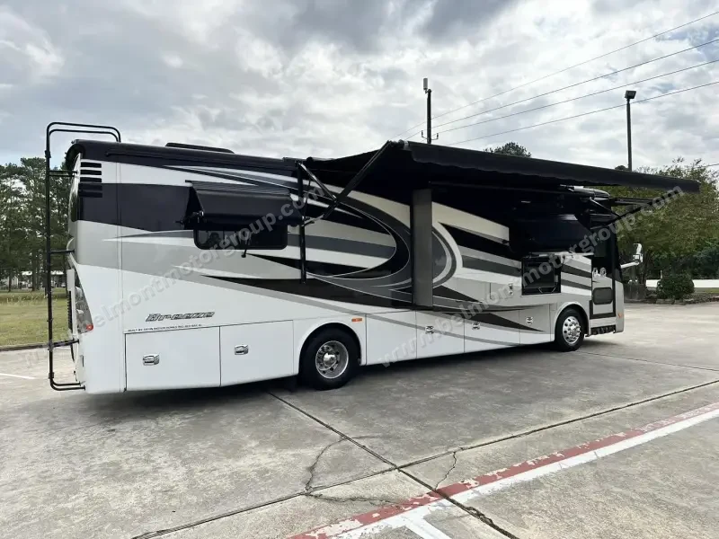2017 Tiffin Allegro Breeze 32BR photo 11